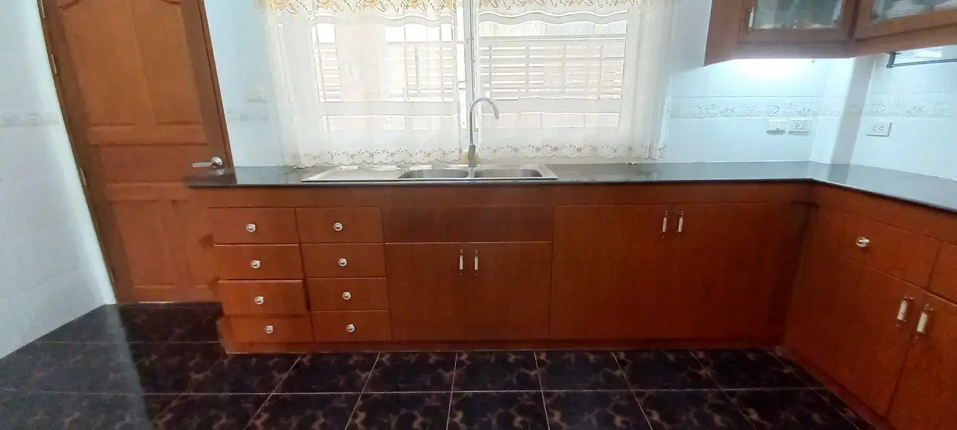 ขายบ้าน2ชั้น 3ห้องนอน 3ห้องน้ำ ที่ดินขนาดใหญ่ อุดรธานี ประเทศไทย