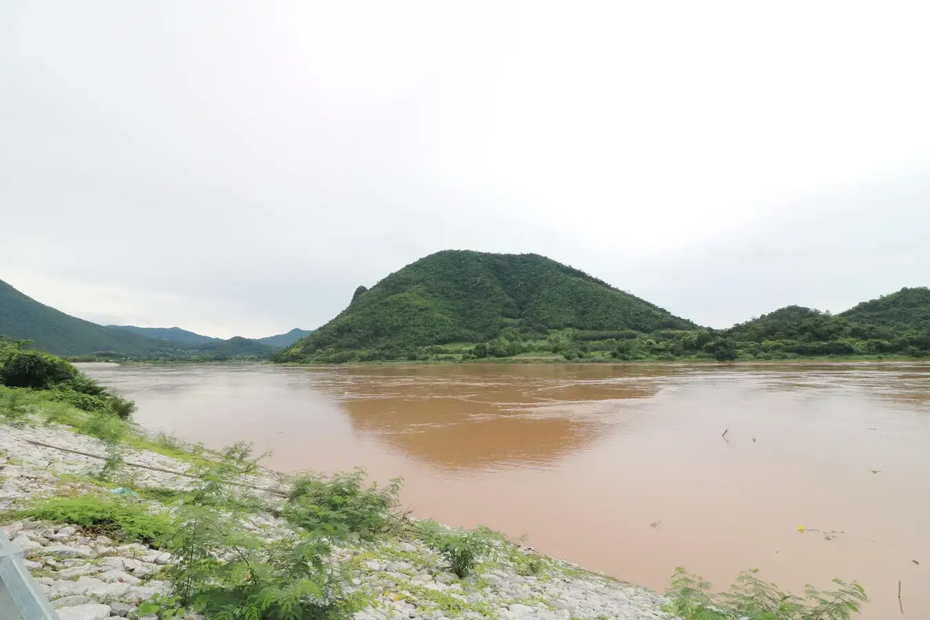 Bu Hom Riverside Resort with 11 Bungalows For Sale with 460 Mt. Mekong River Front, Chiang Khan Loei, Thailand