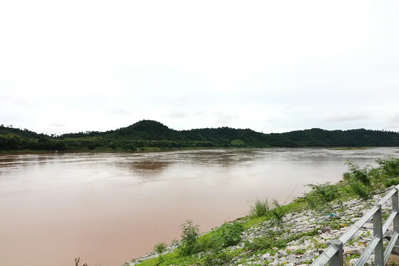 Bu Hom Riverside Resort with 11 Bungalows For Sale with 460 Mt. Mekong River Front, Chiang Khan Loei, Thailand