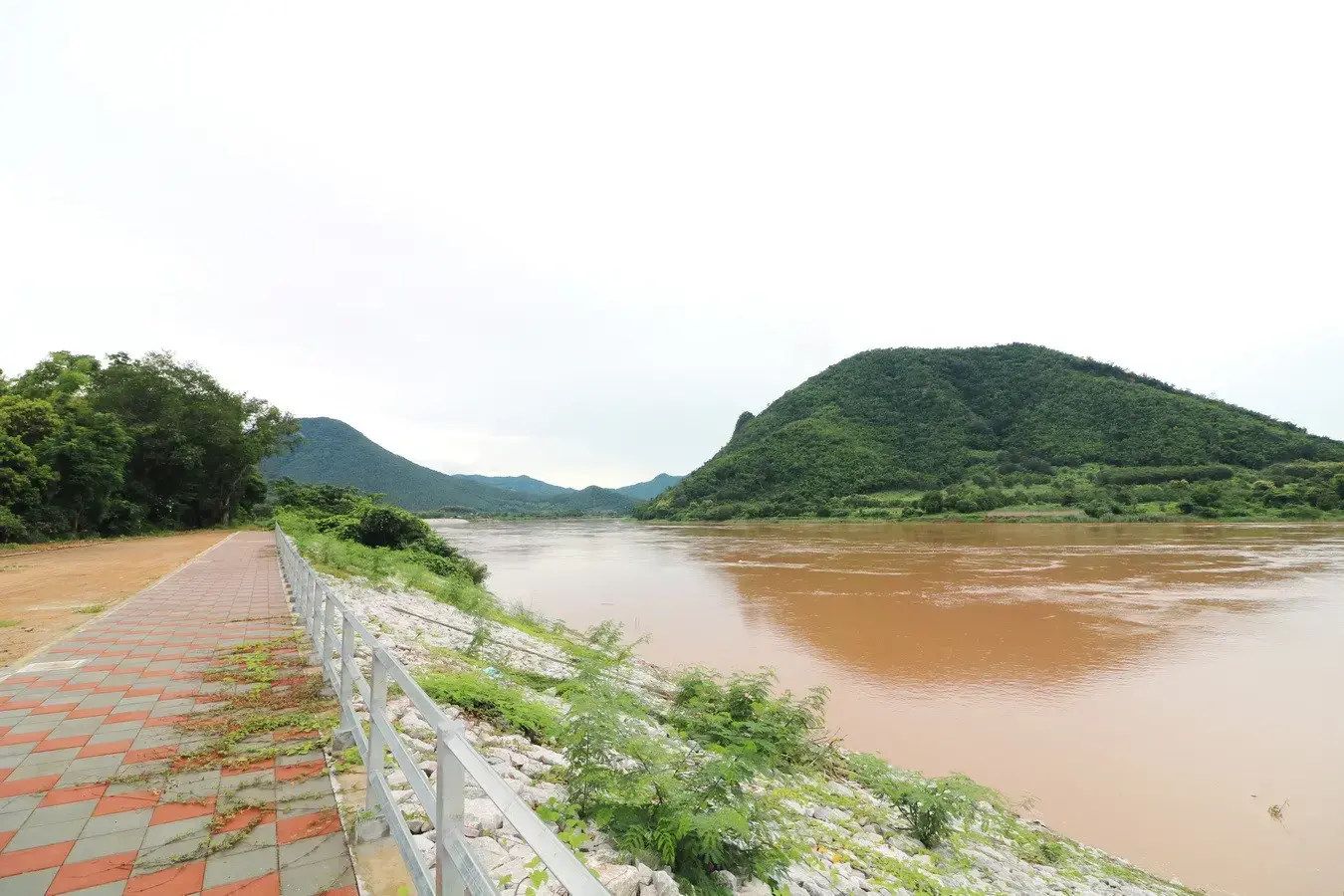 Bu Hom Riverside Resort with 11 Bungalows For Sale with 460 Mt. Mekong River Front, Chiang Khan Loei, Thailand