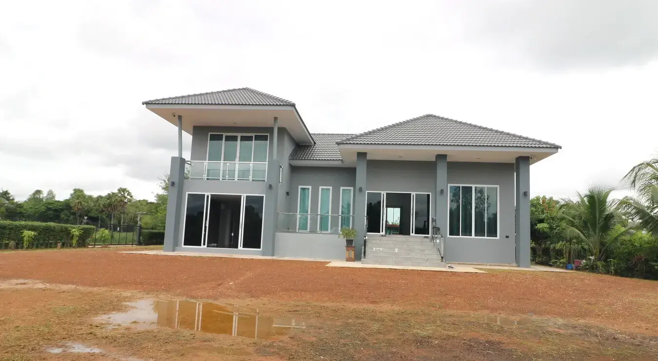 A Majestic 2.5 Storey Home For Sale Set Upon 1 Rai, 1600 Sq. MT. In Mu Mon, Udon Thani, Thailand.