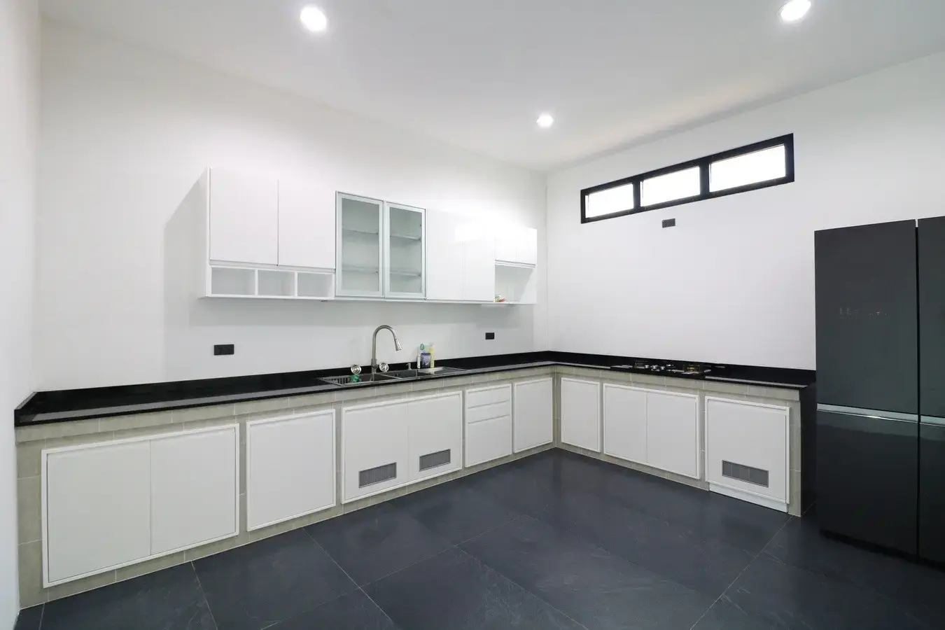 A Majestic 2.5 Storey Home For Sale Set Upon 1 Rai, 1600 Sq. MT. In Mu Mon, Udon Thani, Thailand.