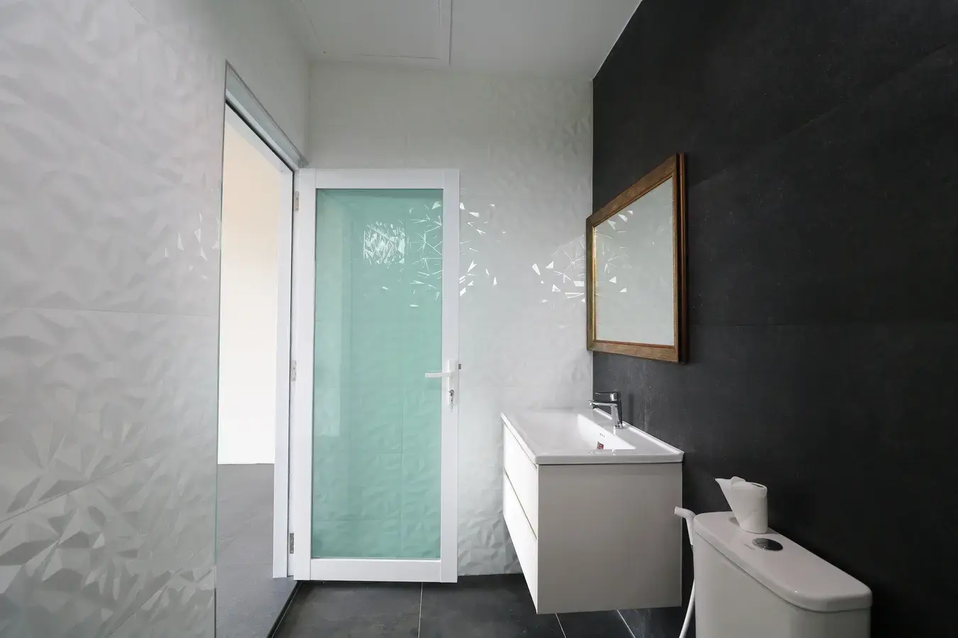 A Majestic 2.5 Storey Home For Sale Set Upon 1 Rai, 1600 Sq. MT. In Mu Mon, Udon Thani, Thailand.