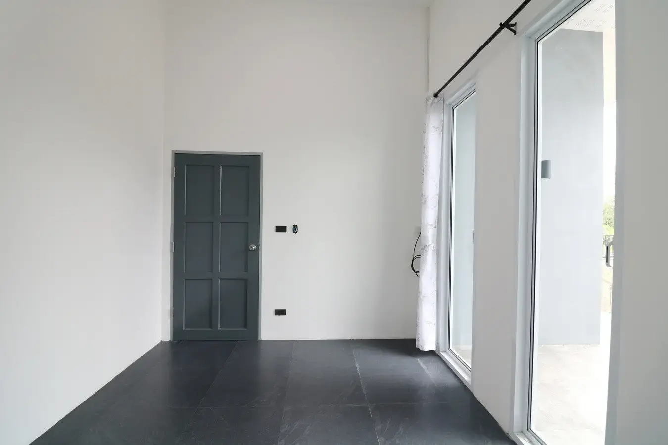 A Majestic 2.5 Storey Home For Sale Set Upon 1 Rai, 1600 Sq. MT. In Mu Mon, Udon Thani, Thailand.