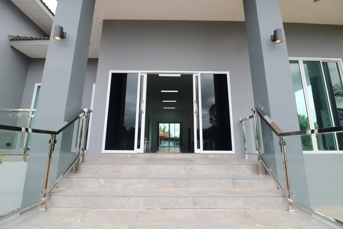 A Majestic 2.5 Storey Home For Sale Set Upon 1 Rai, 1600 Sq. MT. In Mu Mon, Udon Thani, Thailand.