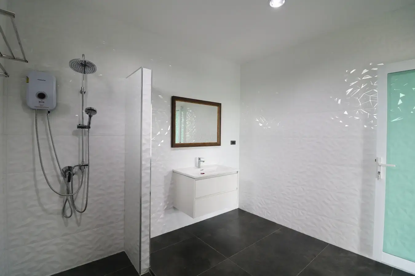 A Majestic 2.5 Storey Home For Sale Set Upon 1 Rai, 1600 Sq. MT. In Mu Mon, Udon Thani, Thailand.