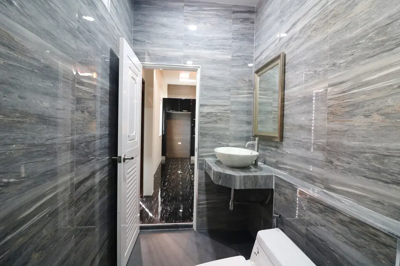 A Near New 3 Bedroom, 2 Bathroom Home For Sale In Mak Khaeng, Udon Thani, Thailand.