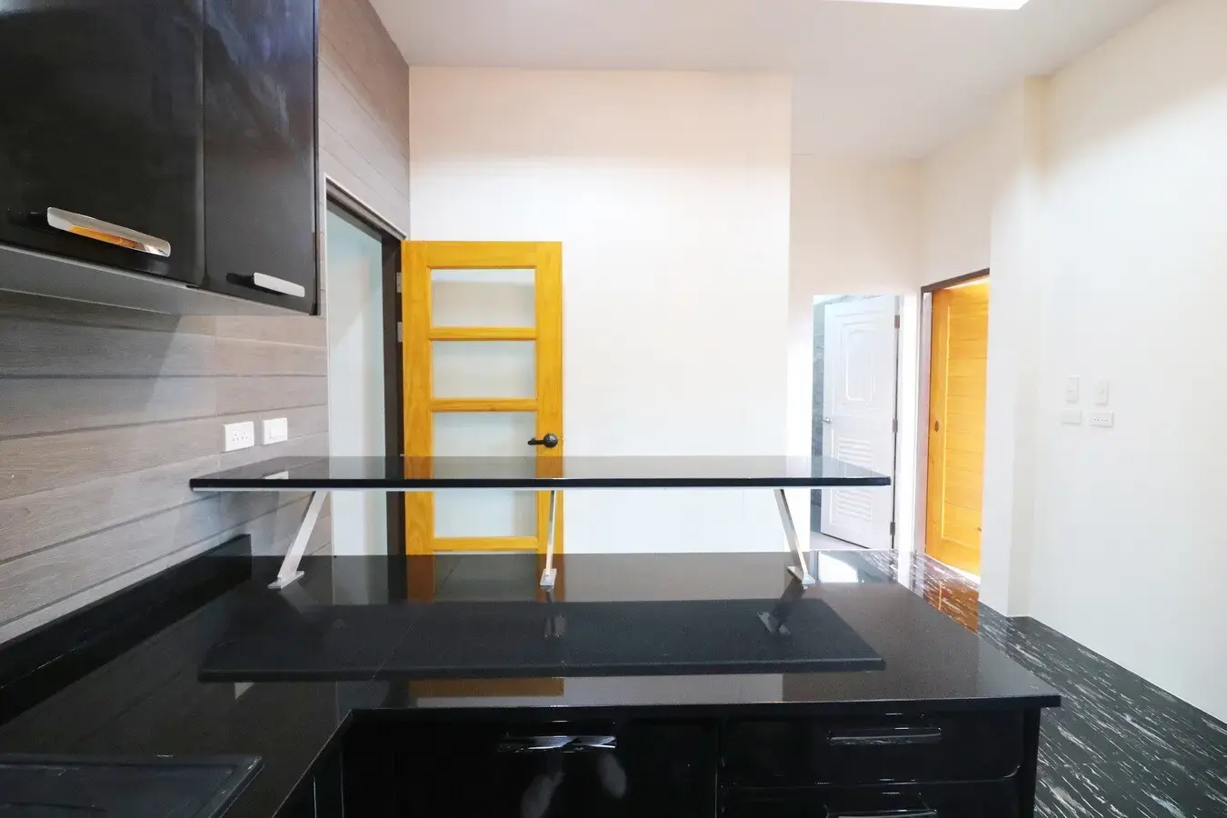 A Near New 3 Bedroom, 2 Bathroom Home For Sale In Mak Khaeng, Udon Thani, Thailand.