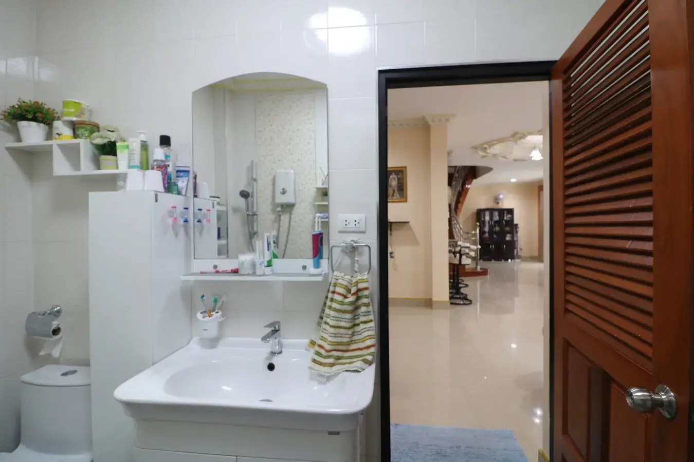 An Outstanding 4 Bedroom, 4 Bathroom, 2 Level Home For Sale In Mak Khaeng, Udon Thani, Thailand.