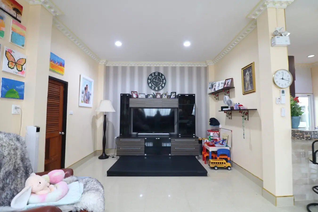 An Outstanding 4 Bedroom, 4 Bathroom, 2 Level Home For Sale In Mak Khaeng, Udon Thani, Thailand.