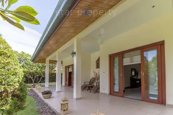 บ้านเดี่ยวชั้นเดียวสำหรับครอบครัวขนาดกว้าง พร้อมสระว่ายน้ำขนาดใหญ่และสวนเขตร้อนในหนองแก
