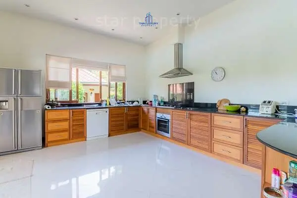 บ้านเดี่ยวชั้นเดียวสำหรับครอบครัวขนาดกว้าง พร้อมสระว่ายน้ำขนาดใหญ่และสวนเขตร้อนในหนองแก