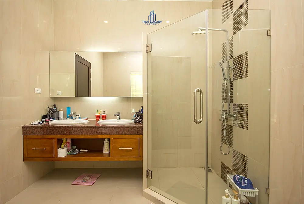 Spacious 5-Bedroom Family Home with Pool Access in Cha-Am