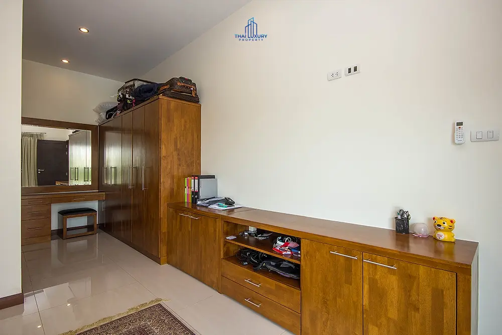 Spacious 5-Bedroom Family Home with Pool Access in Cha-Am
