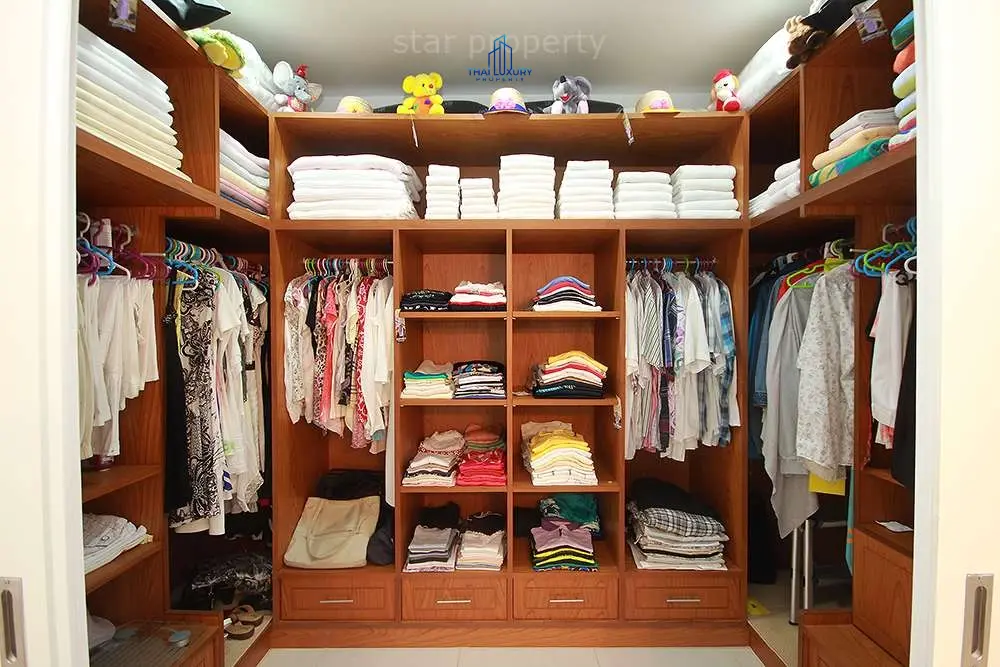 วิลล่าขนาดกว้างขวาง 5 ห้องนอน พร้อมห้องน้ำทันสมัย และเฉลียงกลางแจ้งมีหลังคาในทับใต้