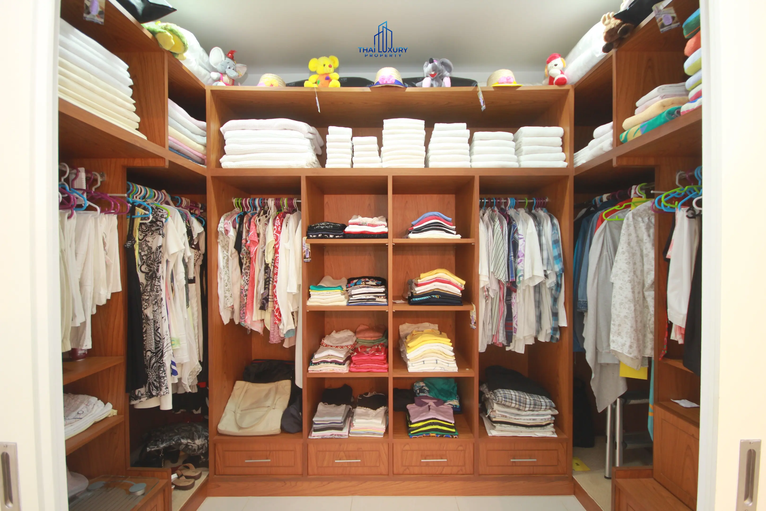 วิลล่าขนาดกว้างขวาง 5 ห้องนอน พร้อมห้องน้ำทันสมัย และเฉลียงกลางแจ้งมีหลังคาในทับใต้