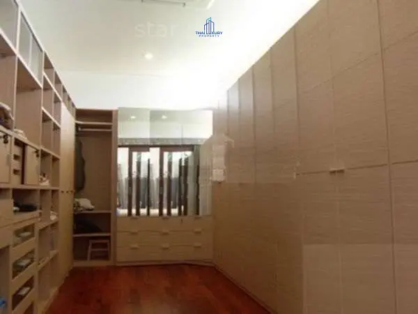 Spacious 5-Bedroom Modern Villa in Quiet Cha-Am Neighborhood
