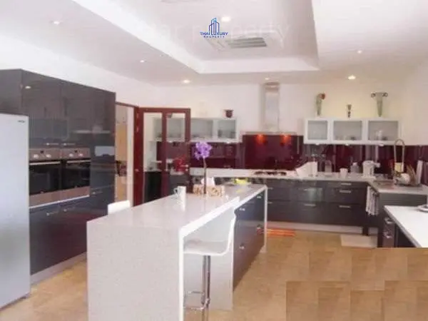 Spacious 5-Bedroom Modern Villa in Quiet Cha-Am Neighborhood