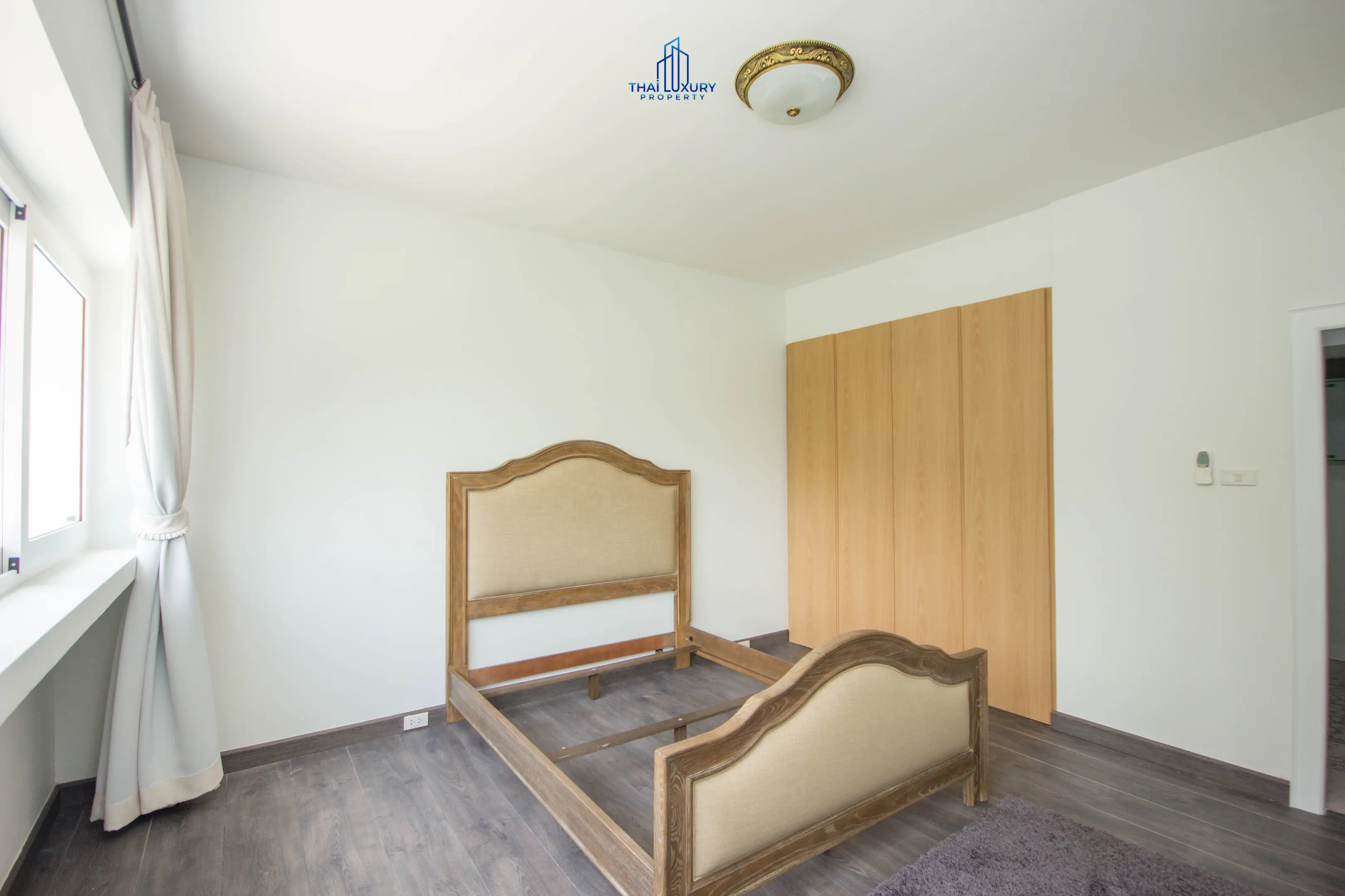 คอนโดกว้างขวาง 4 ห้องนอน พร้อมครัวทันสมัยและระเบียงในหนองแก หัวหิน