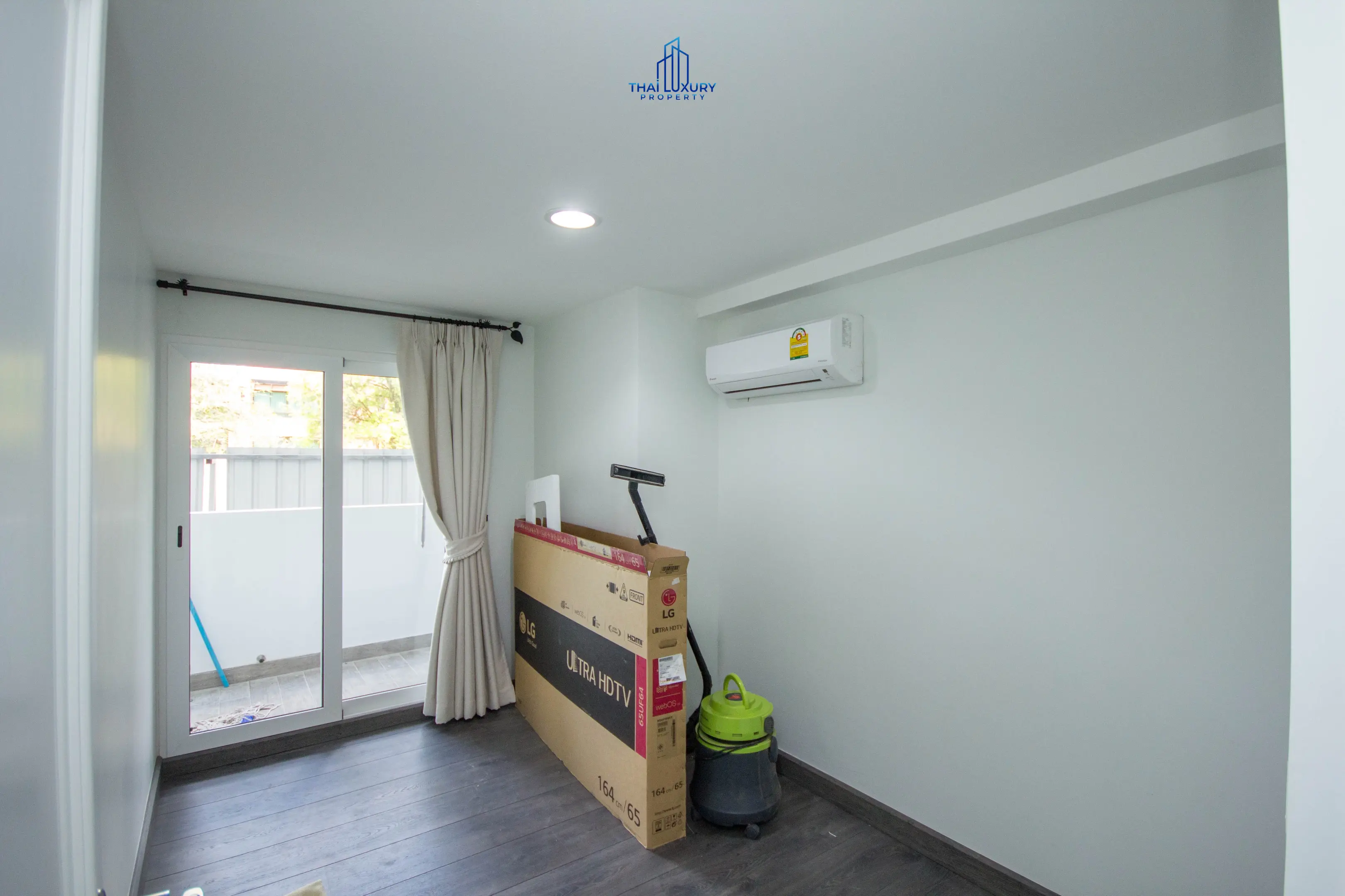 คอนโดกว้างขวาง 4 ห้องนอน พร้อมครัวทันสมัยและระเบียงในหนองแก หัวหิน