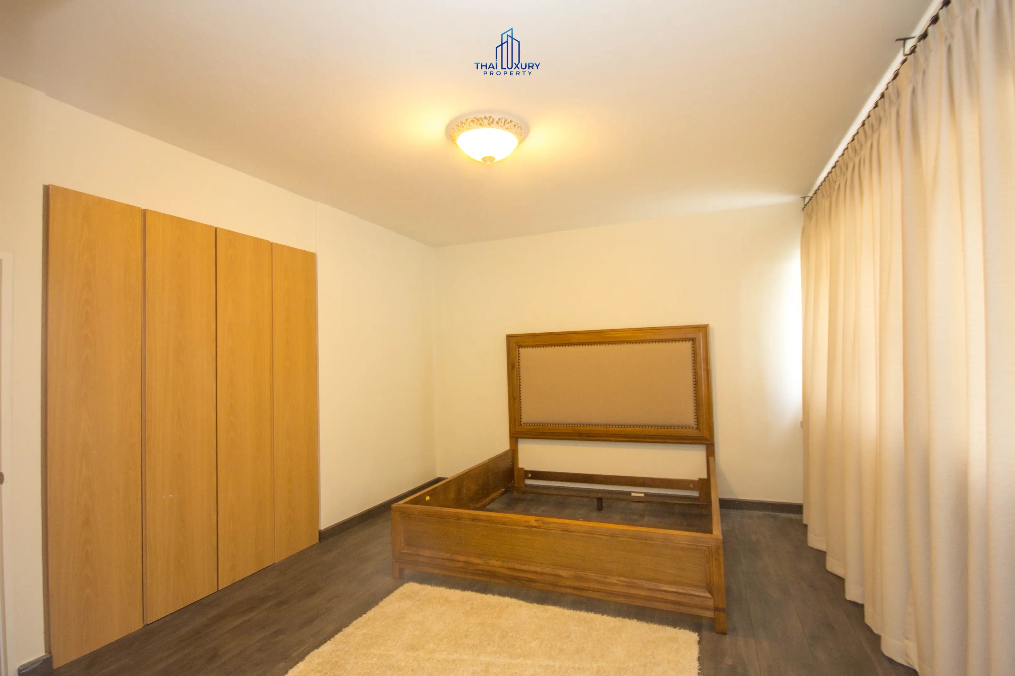 คอนโดกว้างขวาง 4 ห้องนอน พร้อมครัวทันสมัยและระเบียงในหนองแก หัวหิน