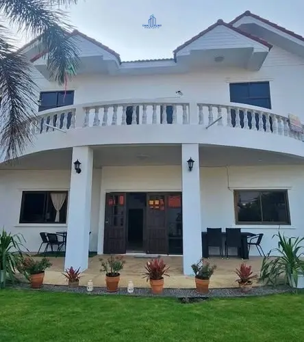 Charming 3-Bedroom Two-Story House with Spacious Porch and Lush Lawn