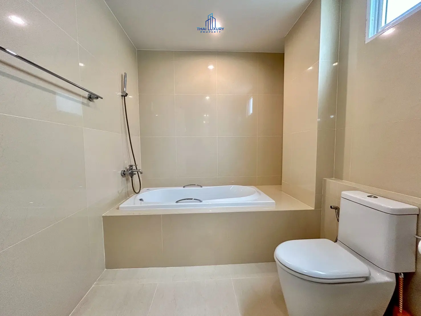 ขายคอนโดหรู 3 ห้องนอน ที่ The Breeze หัวหิน