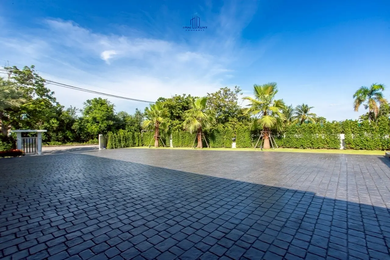 Prestige Luxury & Modern Pool Villa at Palm Hills Golf Course – For Sale