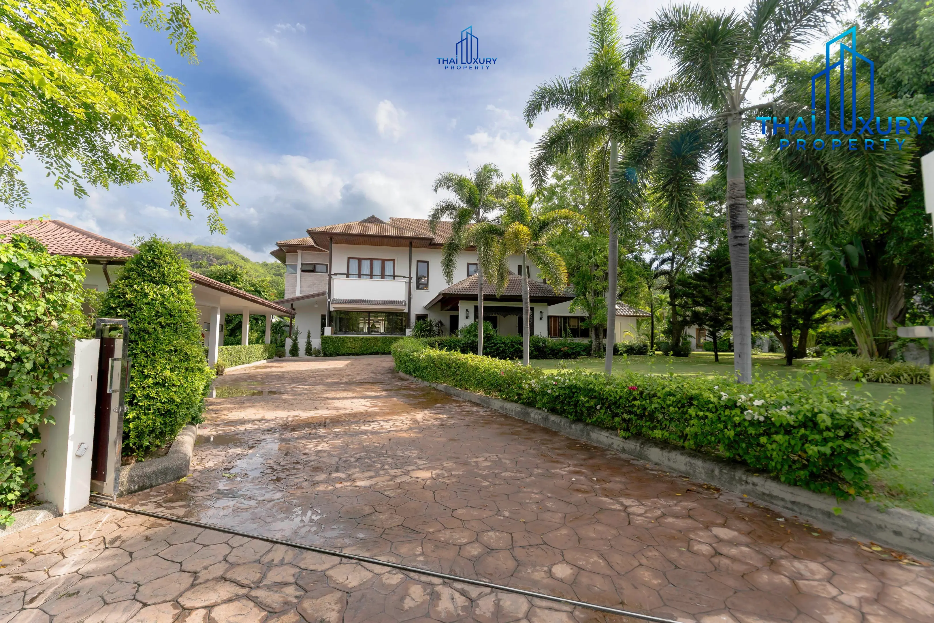 Very Large Luxurious 9 Bedrooms Pool Villa at Palm Hills Golf Course Hua Hin – Cha-Am