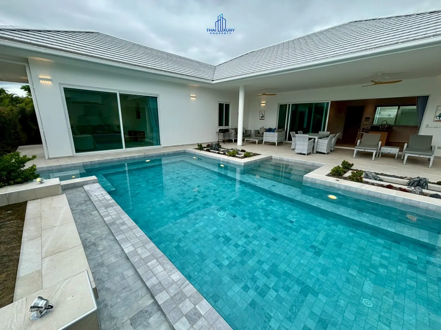 วิลล่าหรูพร้อมสระว่ายน้ำส่วนตัว ที่ Heliconia Garden Villa หัวหิน