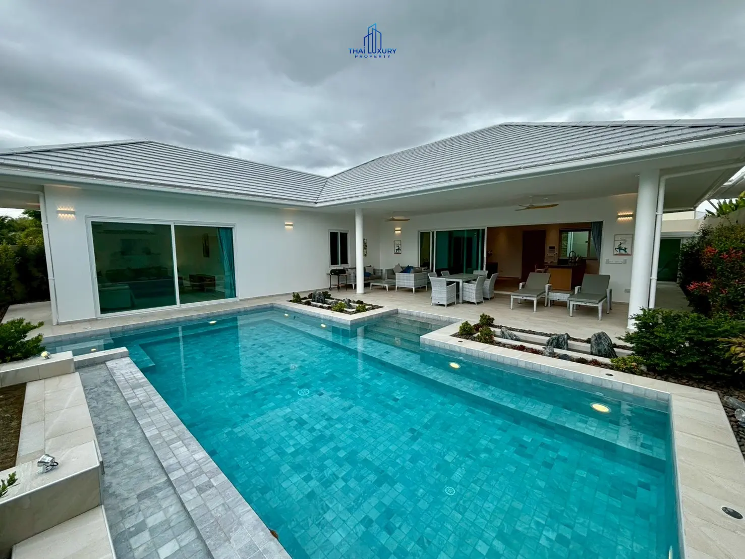 วิลล่าหรูพร้อมสระว่ายน้ำส่วนตัว ที่ Heliconia Garden Villa หัวหิน