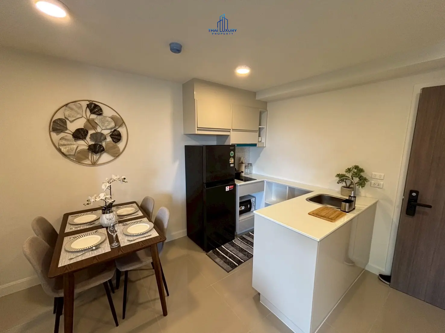 คอนโด 2 ห้องนอนสบาย ๆ พร้อมระเบียงและวิวสระว่ายน้ำในหัวหิน