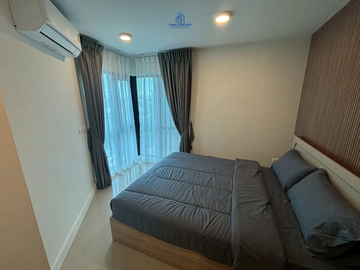 คอนโด 2 ห้องนอนสบาย ๆ พร้อมระเบียงและวิวสระว่ายน้ำในหัวหิน