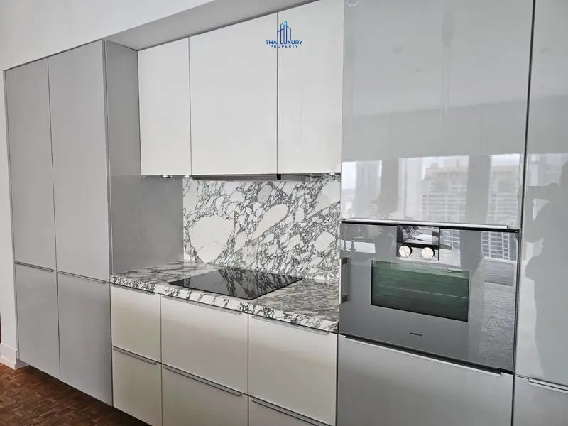 คอนโด 3 ห้องนอนกว้างขวางบนชั้น 33 พร้อมวิวเมืองที่สวยงามในสีลม