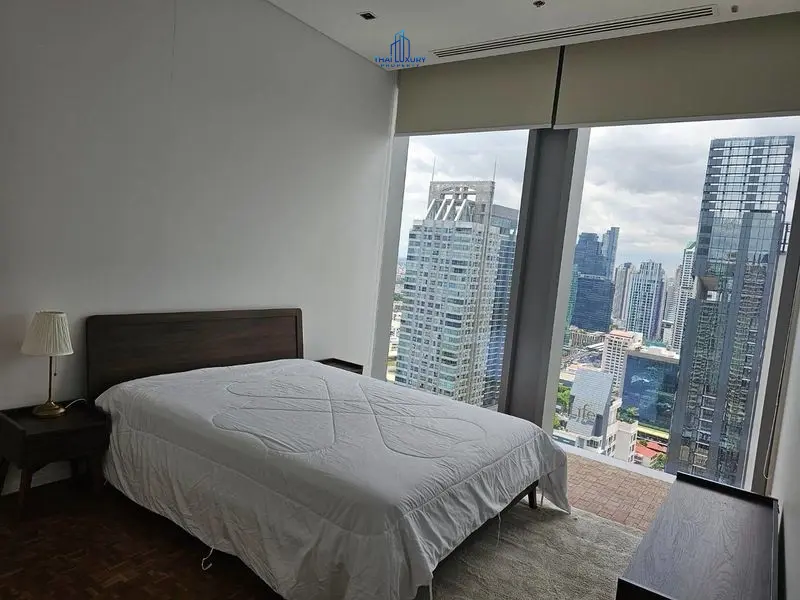 คอนโด 3 ห้องนอนกว้างขวางบนชั้น 33 พร้อมวิวเมืองที่สวยงามในสีลม