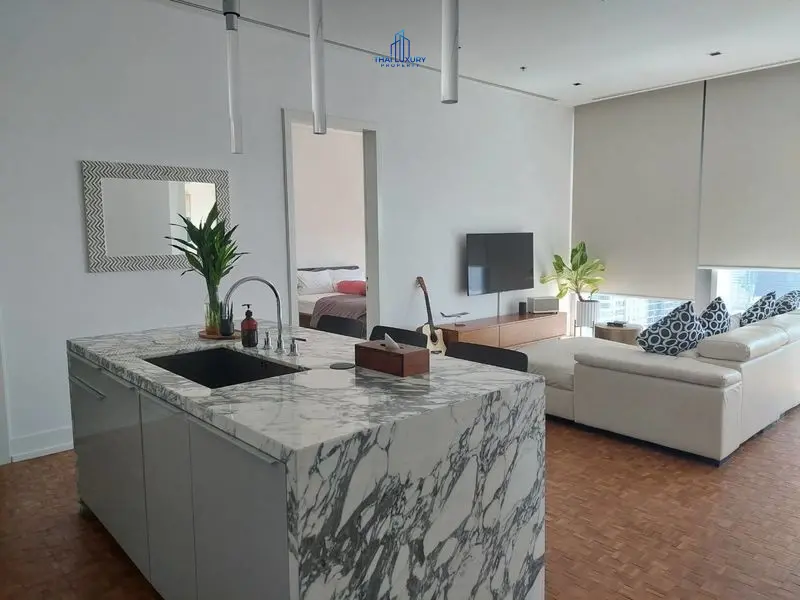 คอนโด 3 ห้องนอนกว้างขวางบนชั้น 33 พร้อมวิวเมืองที่สวยงามในสีลม