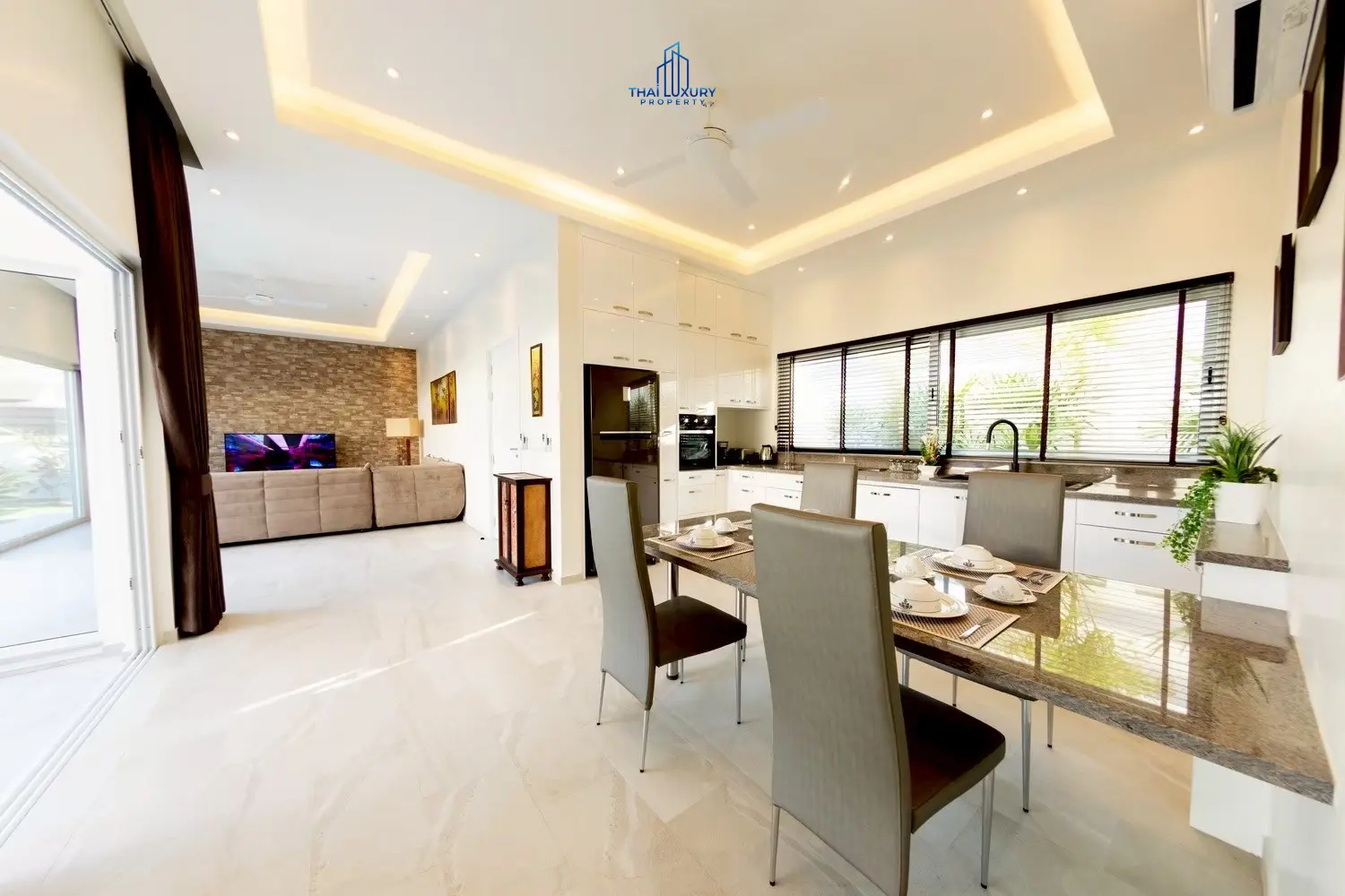 ขายวิลล่าหรู 3 ห้องนอน พร้อมสระว่ายน้ำ หลังใหม่เอี่ยม ที่ Palm Avenue