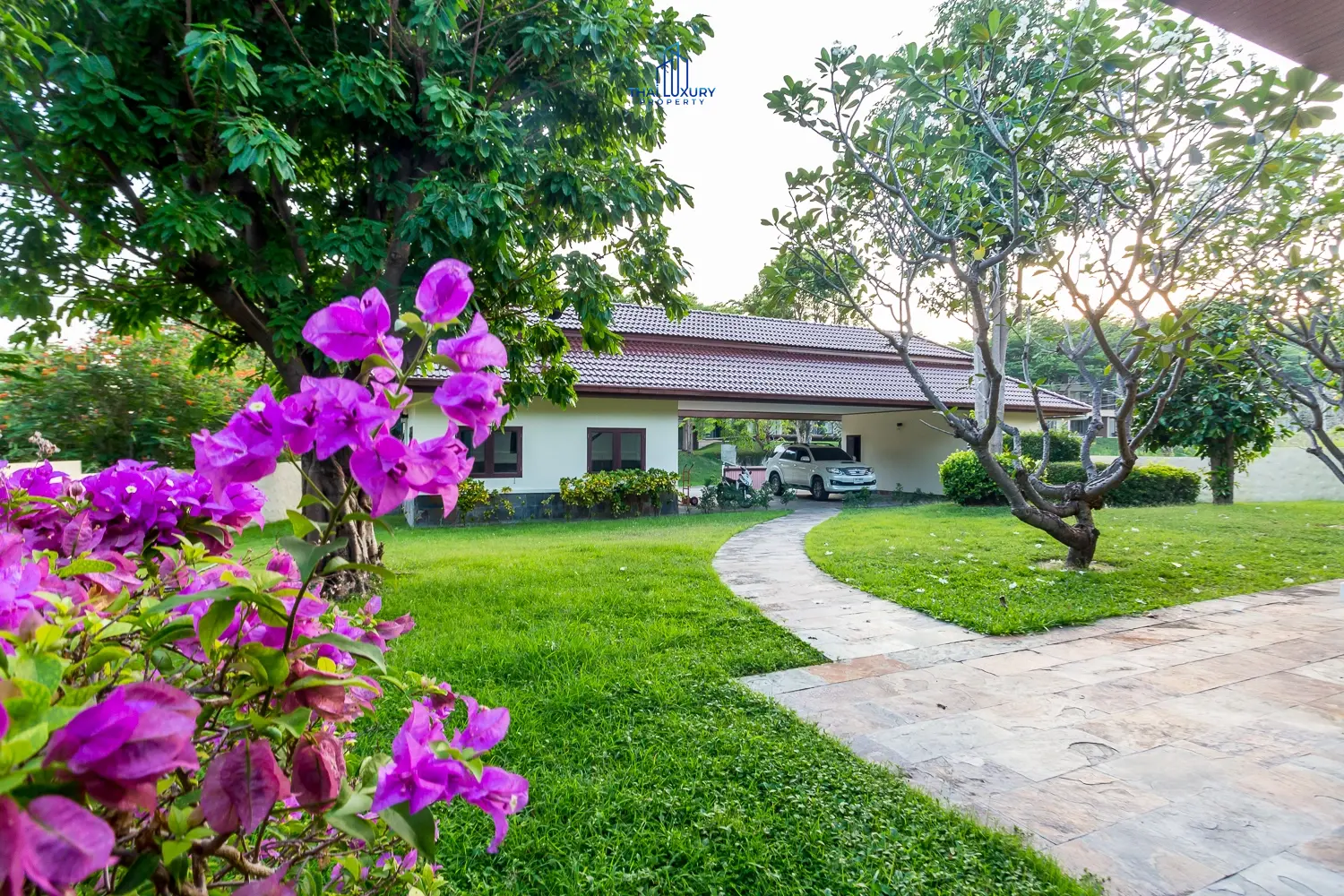 บ้านหรูหลังใหญ่สำหรับการพักผ่อนและสังสรรค์ ติดสนามกอล์ฟ พร้อมสิทธิ์สมาชิก ใช้อันนี้
