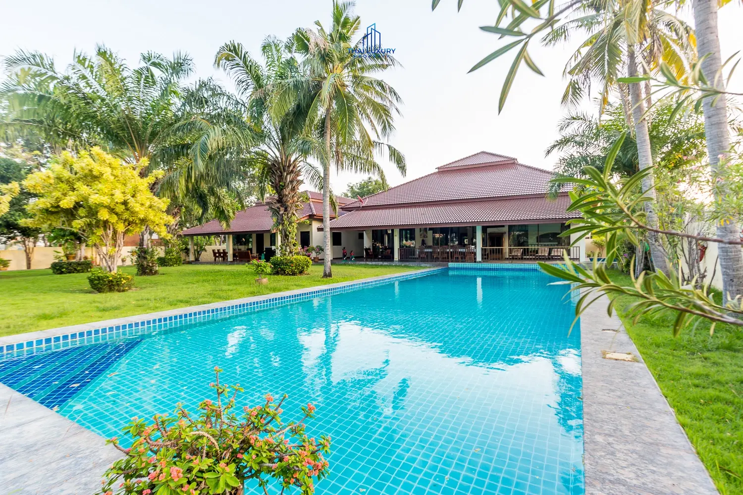 บ้านหรูหลังใหญ่สำหรับการพักผ่อนและสังสรรค์ ติดสนามกอล์ฟ พร้อมสิทธิ์สมาชิก ใช้อันนี้