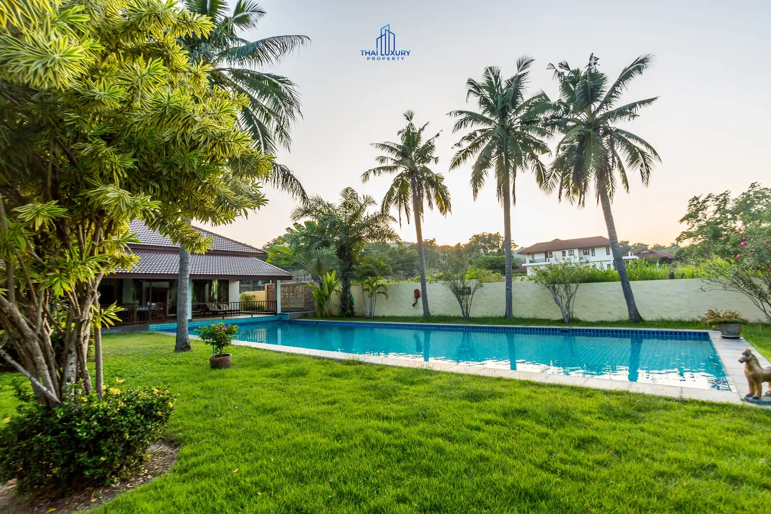 บ้านหรูหลังใหญ่สำหรับการพักผ่อนและสังสรรค์ ติดสนามกอล์ฟ พร้อมสิทธิ์สมาชิก ใช้อันนี้