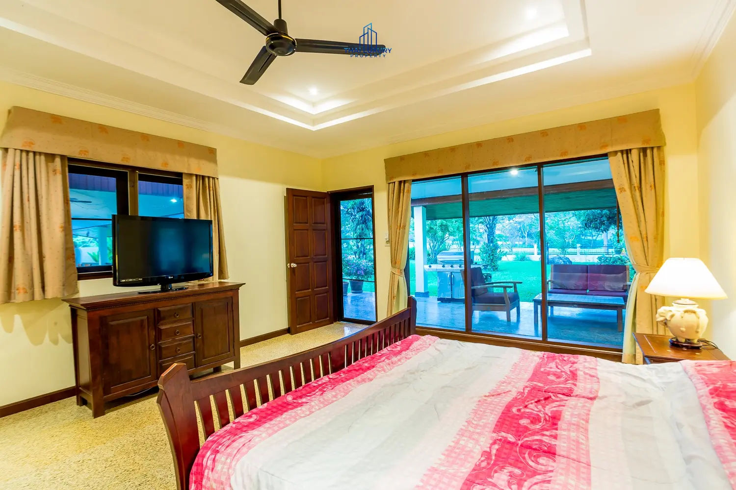 บ้านหรูหลังใหญ่สำหรับการพักผ่อนและสังสรรค์ ติดสนามกอล์ฟ พร้อมสิทธิ์สมาชิก ใช้อันนี้
