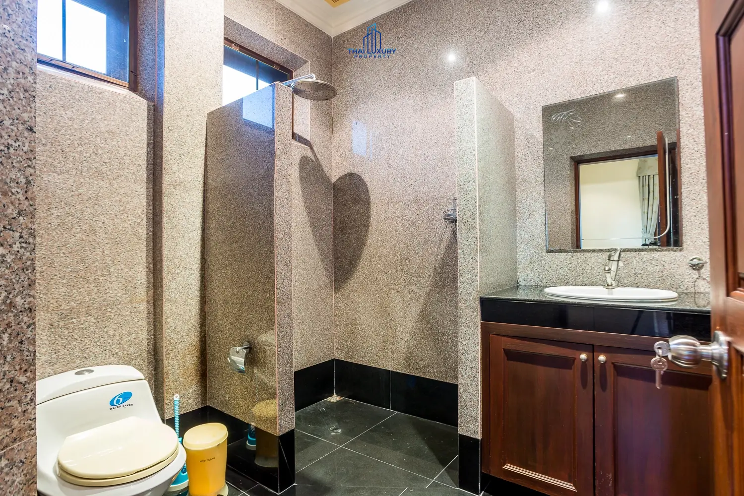บ้านหรูหลังใหญ่สำหรับการพักผ่อนและสังสรรค์ ติดสนามกอล์ฟ พร้อมสิทธิ์สมาชิก ใช้อันนี้