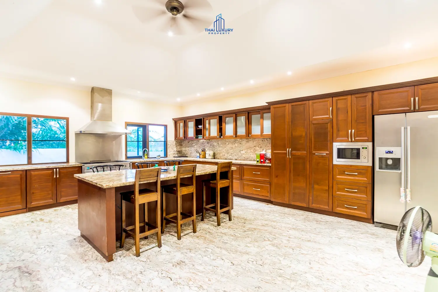 บ้านหรูหลังใหญ่สำหรับการพักผ่อนและสังสรรค์ ติดสนามกอล์ฟ พร้อมสิทธิ์สมาชิก ใช้อันนี้