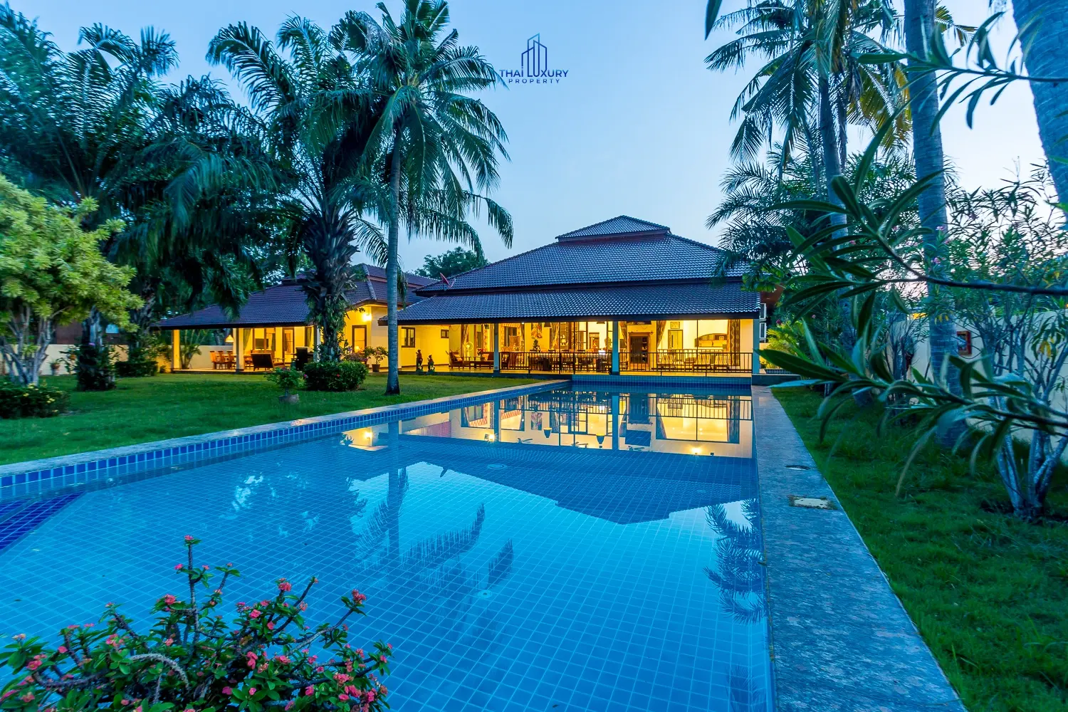 บ้านหรูหลังใหญ่สำหรับการพักผ่อนและสังสรรค์ ติดสนามกอล์ฟ พร้อมสิทธิ์สมาชิก ใช้อันนี้