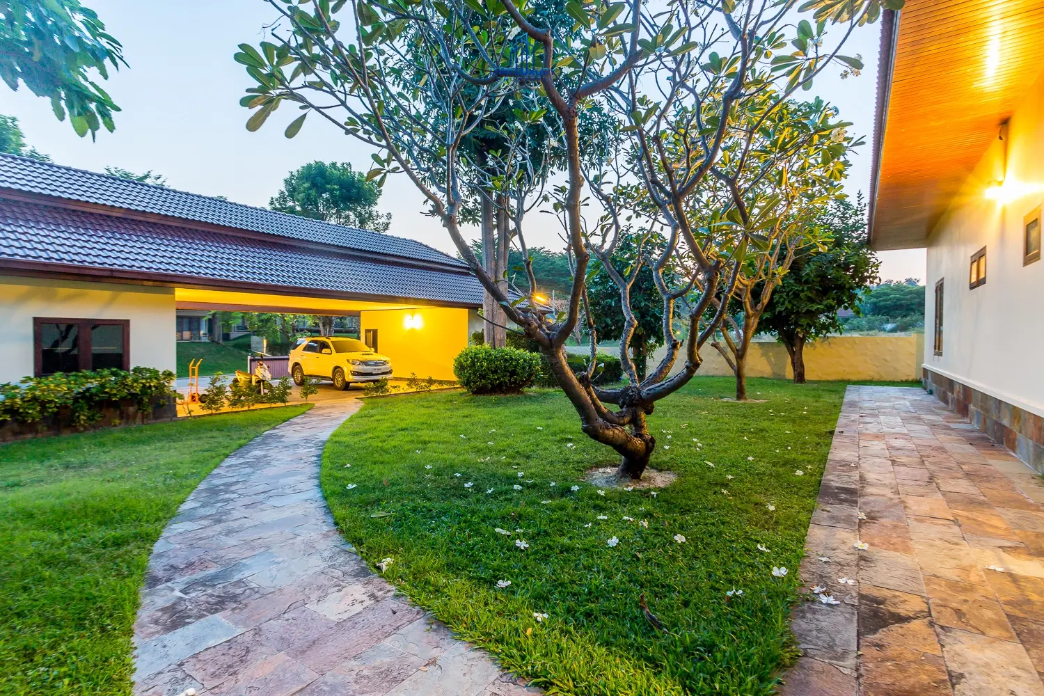 บ้านหรูหลังใหญ่สำหรับการพักผ่อนและสังสรรค์ ติดสนามกอล์ฟ พร้อมสิทธิ์สมาชิก ใช้อันนี้