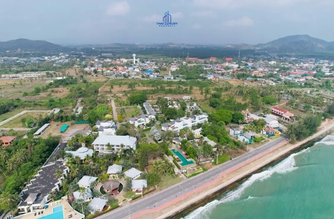 วิลล่าสุดหรู 2 ชั้น สระว่ายน้ำส่วนตัว ติดทะเล ที่ Pran A Luxe ปราณบุรี