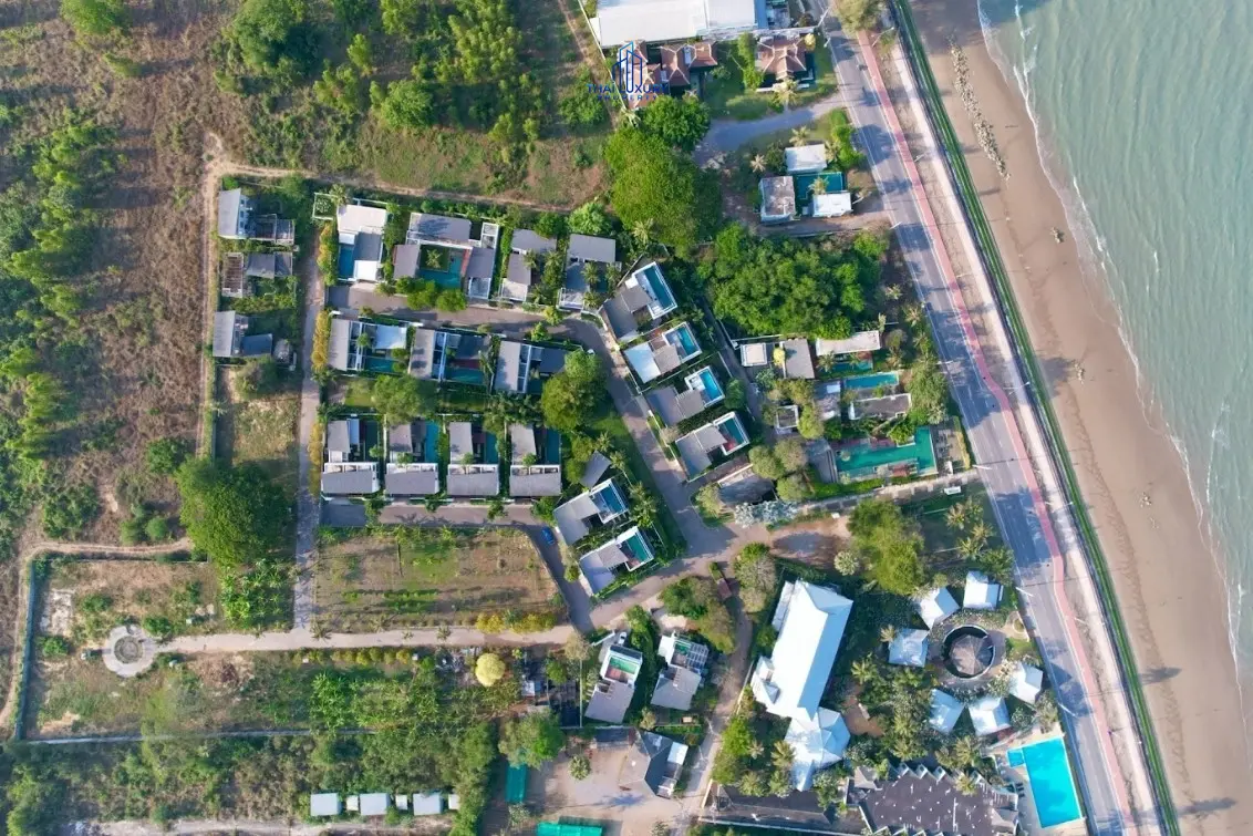 วิลล่าสระว่ายน้ำสุดหรู 3 ห้องนอน ริมทะเล ที่ Pran A Luxe ปราณบุรี