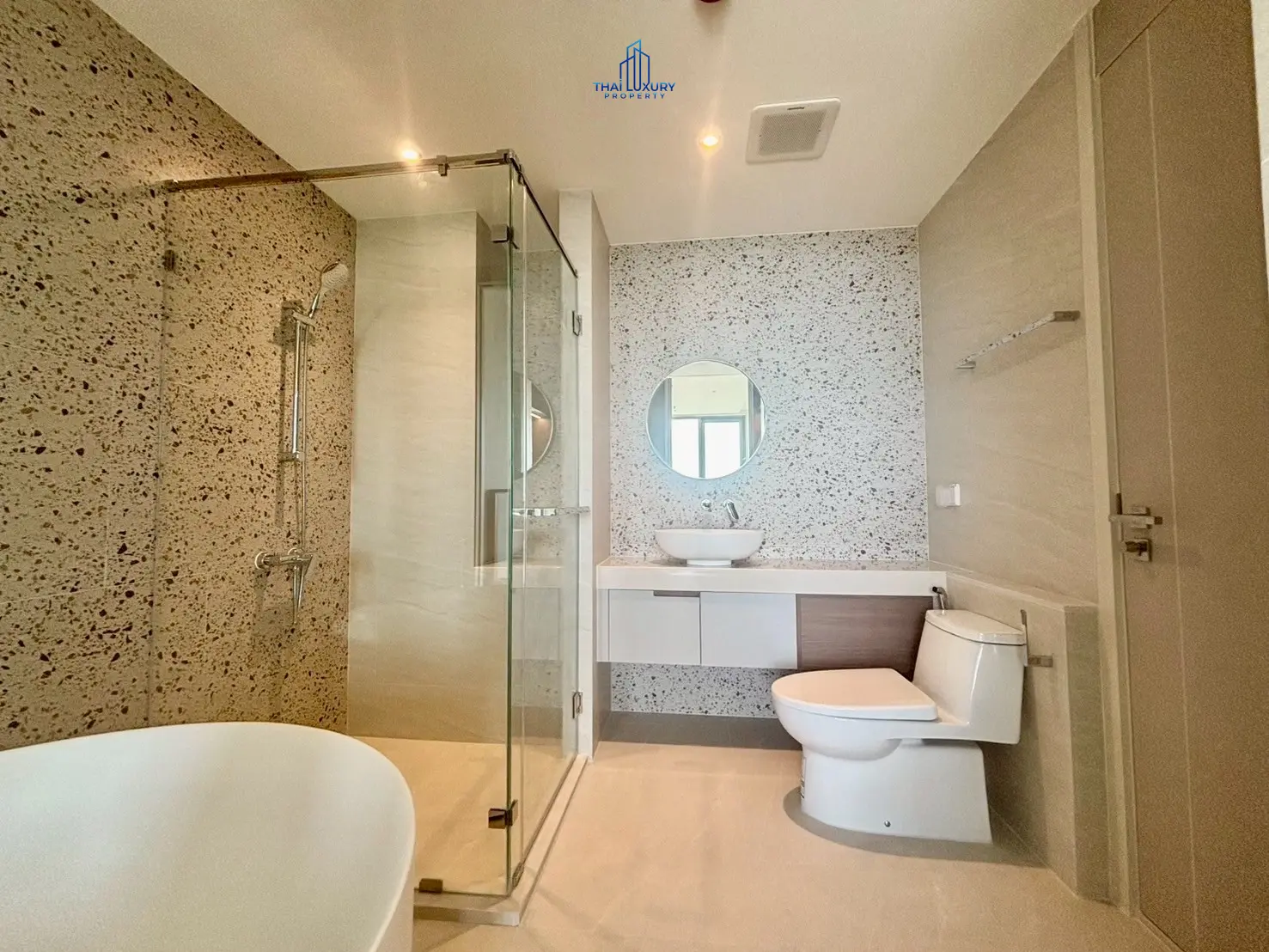 คอนโดหรูใหม่เอี่ยม 1 ห้องนอน เห็นวิวทะเล ที่ VEHHA HUA HIN