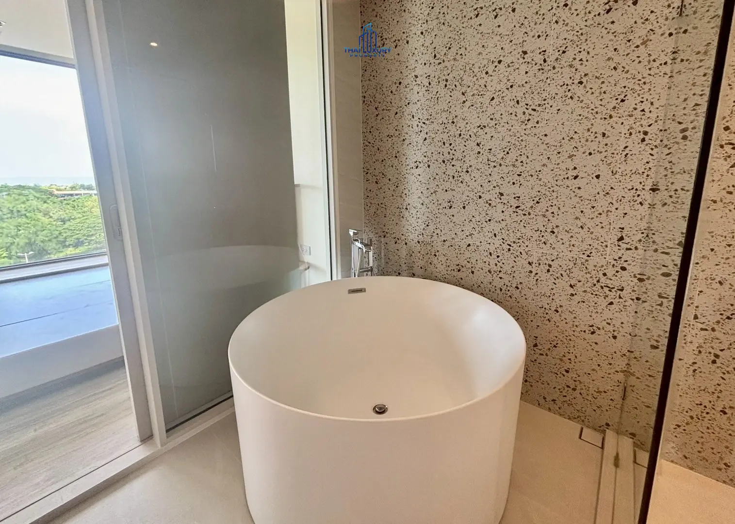 คอนโดหรูใหม่เอี่ยม 1 ห้องนอน เห็นวิวทะเล ที่ VEHHA HUA HIN