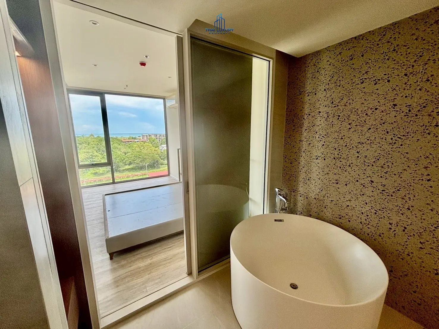 คอนโดหรูใหม่เอี่ยม 1 ห้องนอน เห็นวิวทะเล ที่ VEHHA HUA HIN